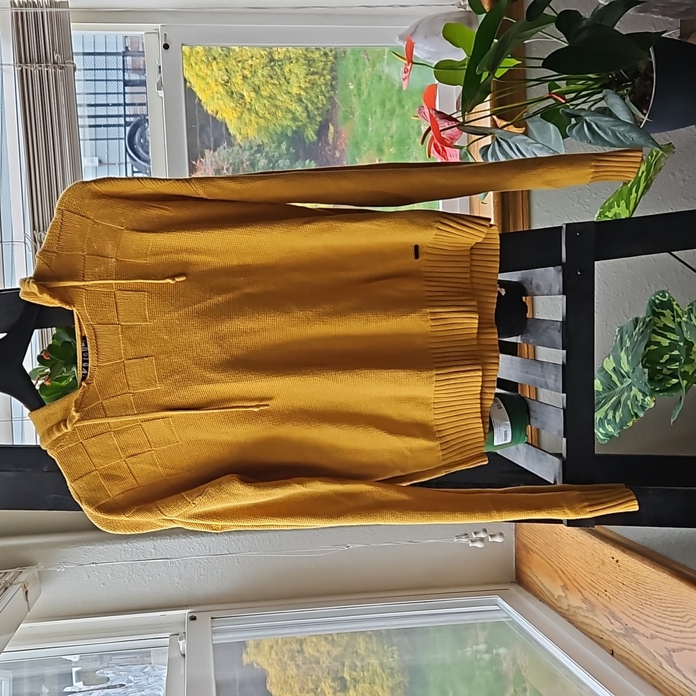 Volcom mustard yellow knitted sweater, with checkboard detail. And large hood.